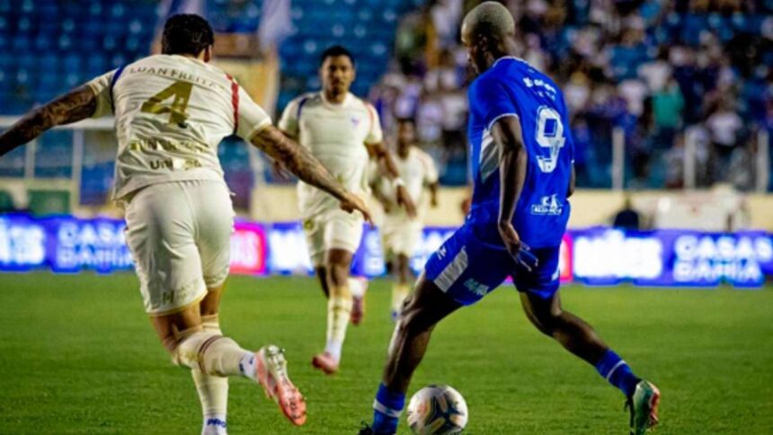 Jogadores do Confiança em campo na Arena Batistão durante as quartas de final da Copa do Nordeste 2026.