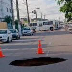 Trecho da Avenida Antônio Cabral interditada em Aracaju após abertura de cratera na via.