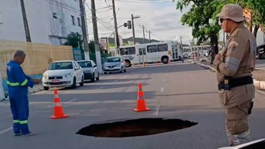 Trecho da Avenida Antônio Cabral interditada em Aracaju após abertura de cratera na via.