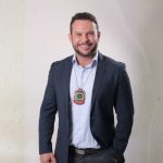 O delegado Clever Farias em registro profissional para sua pré-candidatura à ALESE.