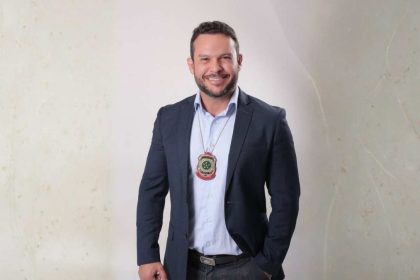 O delegado Clever Farias em registro profissional para sua pré-candidatura à ALESE.