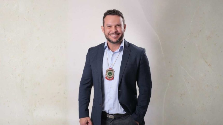 O delegado Clever Farias em registro profissional para sua pré-candidatura à ALESE.