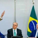 residente Lula assinando a Medida Provisória que zera o imposto sobre compras internacionais de até 50 dólares.