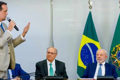 residente Lula assinando a Medida Provisória que zera o imposto sobre compras internacionais de até 50 dólares.