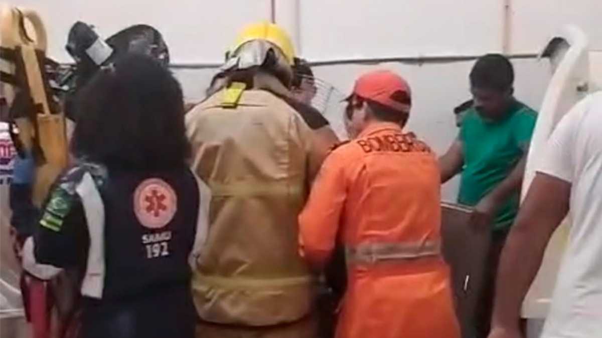 Corpo de Bombeiros e SAMU no Shopping Peixoto em Itabaiana após acidente de trabalho.