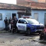 Viatura da Polícia Militar isolando área no bairro Jardim Centenário em Aracaju após homem ser encontrado morto.