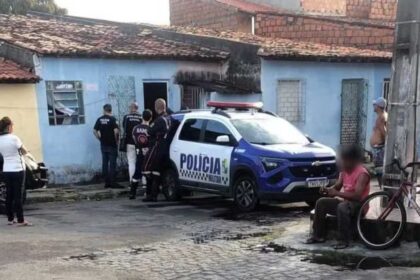 Viatura da Polícia Militar isolando área no bairro Jardim Centenário em Aracaju após homem ser encontrado morto.