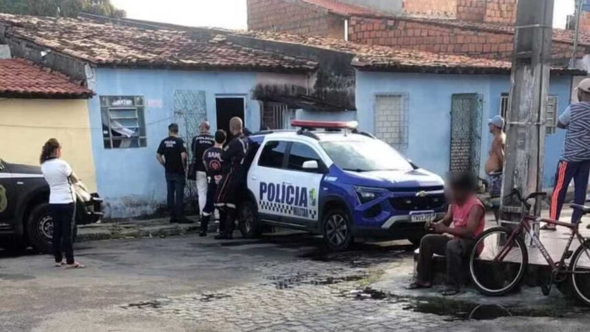 Viatura da Polícia Militar isolando área no bairro Jardim Centenário em Aracaju após homem ser encontrado morto.