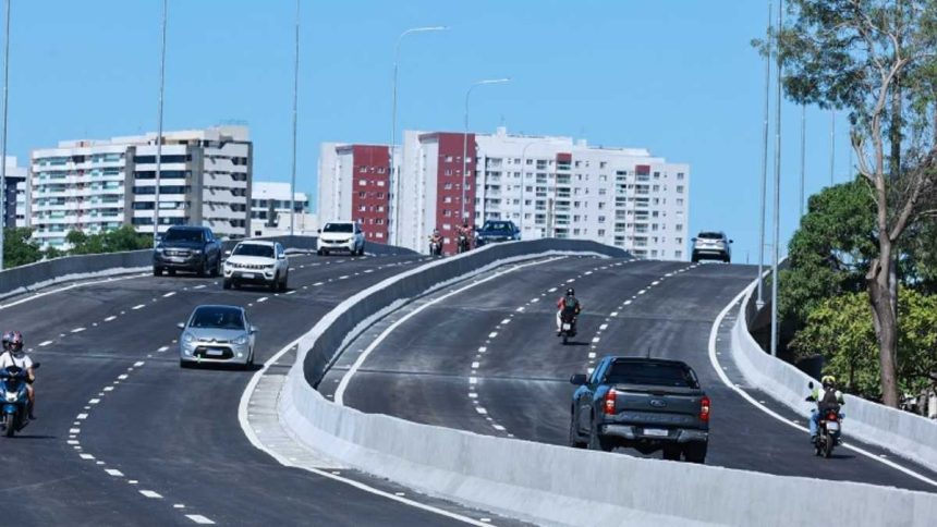 Vista panorâmica do novo viaduto do Complexo Maria do Carmo Alves em Aracaju com fluxo de veículos em cima da estrutura.