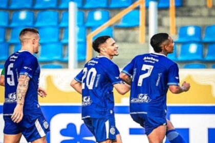 Torcida do Confiança na Arena Batistão; venda de ingressos para jogos contra Fortaleza e Grêmio iniciada.
