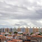 Céu nublado e nuvens de chuva sobre o estado de Sergipe; boletim da Semac indica instabilidade.
