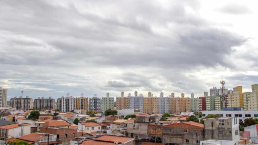 Céu nublado e nuvens de chuva sobre o estado de Sergipe; boletim da Semac indica instabilidade.