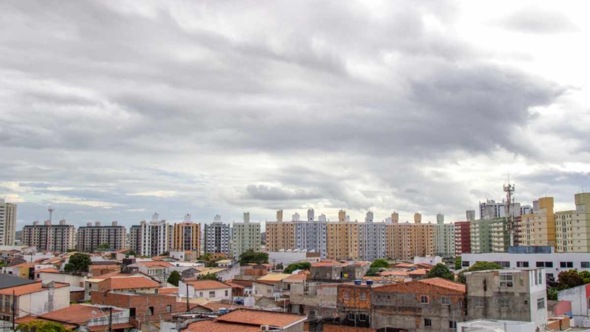 Céu nublado e nuvens de chuva sobre o estado de Sergipe; boletim da Semac indica instabilidade.