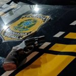 Viatura da Polícia Rodoviária Federal com luzes intermitentes ligadas em abordagem na rodovia BR-101.