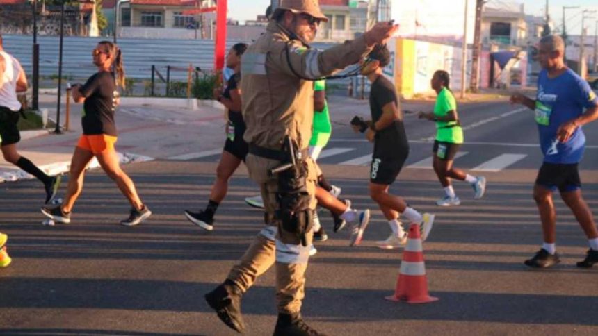 Agente da SMTT orientando o trânsito em via sinalizada de Aracaju.