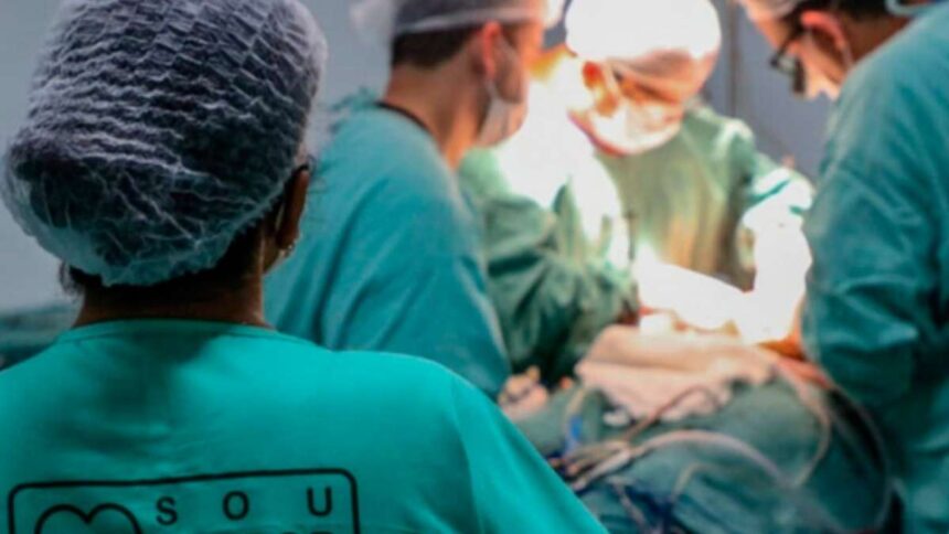 Profissional de saúde realizando análise de tecido ocular no Banco de Olhos de Sergipe.