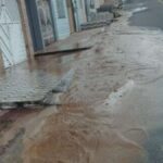 Vazamento de água na Rua Tenente Dultra, bairro 18 do Forte, em Aracaju.
