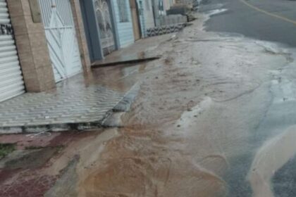 Vazamento de água na Rua Tenente Dultra, bairro 18 do Forte, em Aracaju.