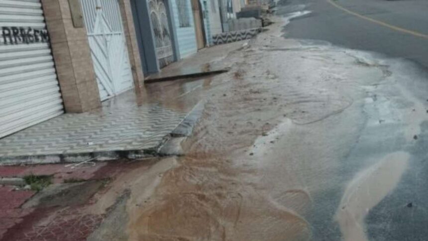 Vazamento de água na Rua Tenente Dultra, bairro 18 do Forte, em Aracaju.