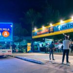 Pessoas passando pela revista no acesso ao Arraiá do Povo na Orla da Atalaia em Aracaju.