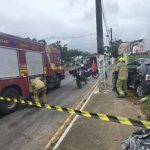 Equipes do Corpo de Bombeiros e do SAMU realizando o atendimento a vítimas de colisão contra poste na zona sul da capital.
