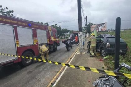 Equipes do Corpo de Bombeiros e do SAMU realizando o atendimento a vítimas de colisão contra poste na zona sul da capital.