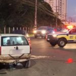 Viaturas da SMTT com luzes de emergência ligadas isolando trecho de avenida em Aracaju após colisão grave.