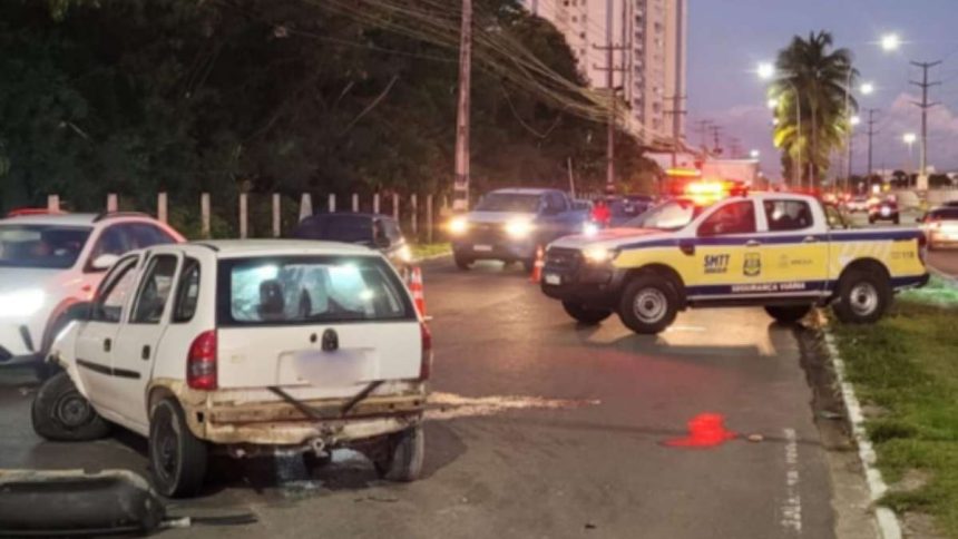 Viaturas da SMTT com luzes de emergência ligadas isolando trecho de avenida em Aracaju após colisão grave.