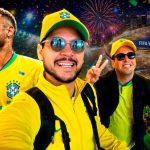 Os influenciadores sergipanos Agabas e Carlos Maynard (Pokas) sorrindo e gravando conteúdo de bastidores para as redes sociais.