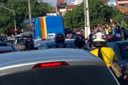 Ônibus do transporte coletivo parado após sofrer tentativa de assalto a ônibus em Aracaju com motorista ferido.