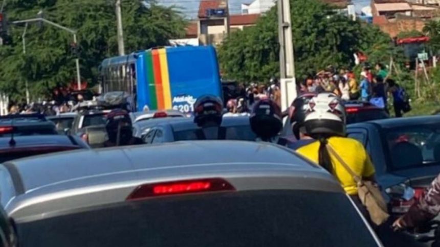 Ônibus do transporte coletivo parado após sofrer tentativa de assalto a ônibus em Aracaju com motorista ferido.