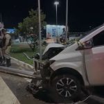 Semáforo derrubado e marcas de colisão no canteiro central da Avenida Etelvino Alves no Conjunto Orlando Dantas em Aracaju.