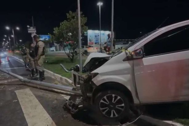 Semáforo derrubado e marcas de colisão no canteiro central da Avenida Etelvino Alves no Conjunto Orlando Dantas em Aracaju.