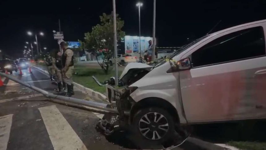 Semáforo derrubado e marcas de colisão no canteiro central da Avenida Etelvino Alves no Conjunto Orlando Dantas em Aracaju.