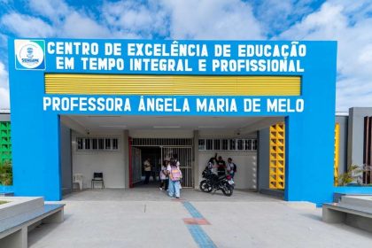 Fachada moderna e acessível do Centro de Excelência Professora Ângela Maria de Melo, no bairro Japãozinho, em Aracaju.
