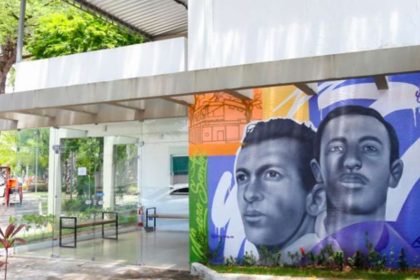 Galeria de Arte Álvaro Santos, localizada na Praça Olímpio Campos, no Centro de Aracaju, cercada por árvores.