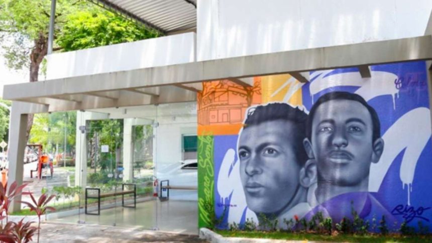 Galeria de Arte Álvaro Santos, localizada na Praça Olímpio Campos, no Centro de Aracaju, cercada por árvores.