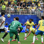 gol da vitória com os companheiros de Seleção Brasileira no gramado do estádio em Houston.