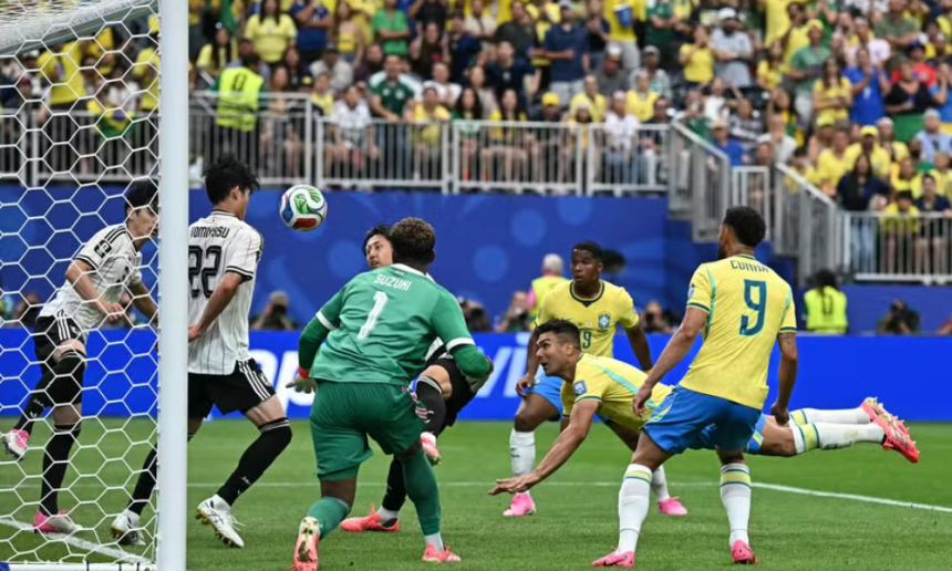 gol da vitória com os companheiros de Seleção Brasileira no gramado do estádio em Houston.