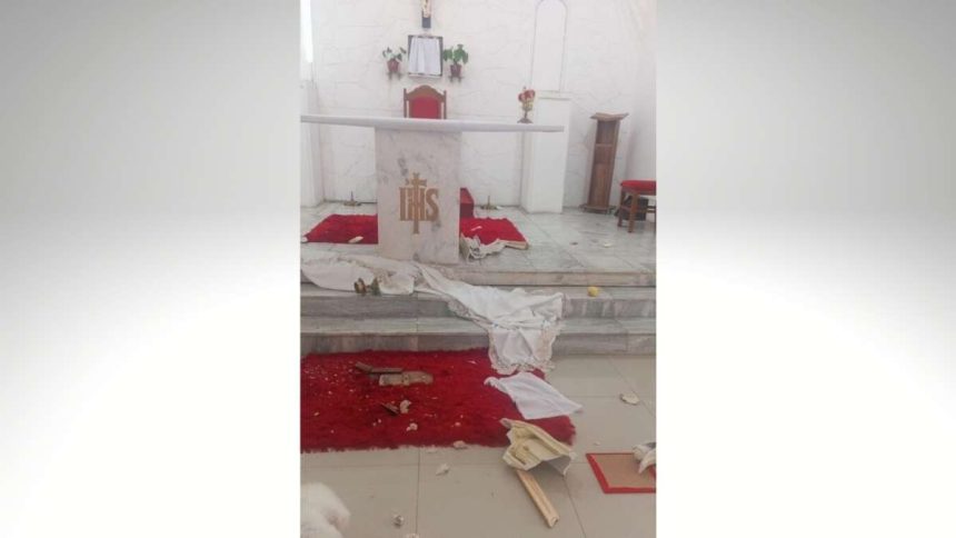 Interior de igreja em Monte Alegre de Sergipe exibindo bancos desalinhados, pedaços de gesso no chão e imagens sacras quebradas após invasão.