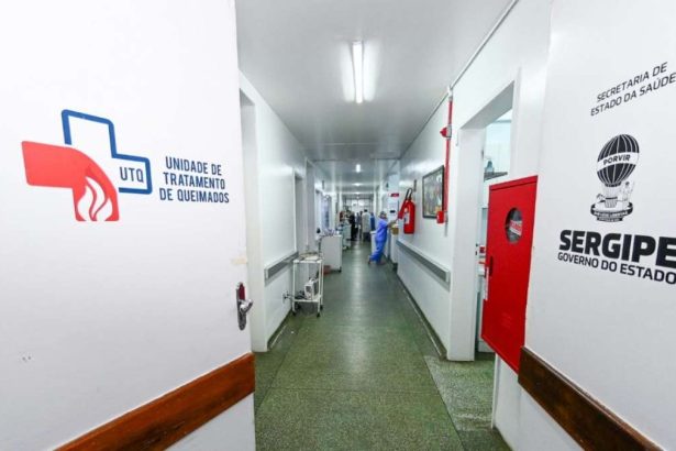 Pronto-Socorro do Hospital de Urgências de Sergipe (Huse), com movimentação de ambulâncias.