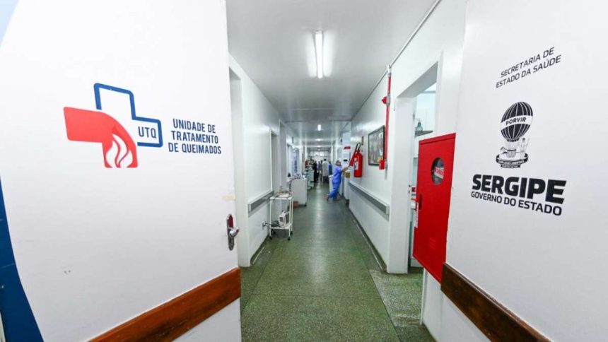Pronto-Socorro do Hospital de Urgências de Sergipe (Huse), com movimentação de ambulâncias.