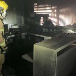 Viatura do Corpo de Bombeiros Militar de Sergipe com luzes de emergência ligadas estacionada na Orla de Atalaia durante atendimento a ocorrência.