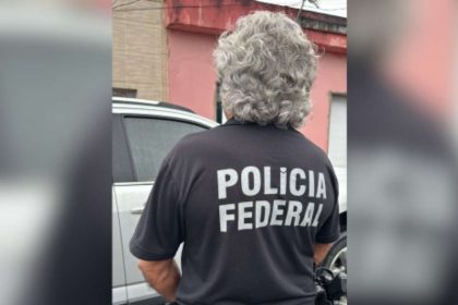 Polícia Federal estacionadas em frente à delegacia durante a deflagração da Operação Obadias 3:4.