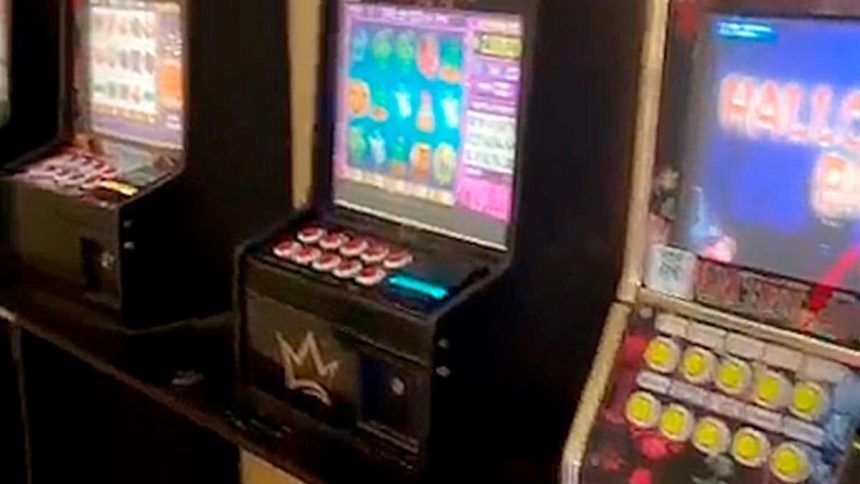 Terminais de apostas eletrônicas e máquinas de jogos apreendidas pela Polícia Civil em delegacia de Aracaju.