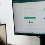 Servidores públicos estaduais sentados em um auditório assistindo a uma palestra de capacitação em gestão de equipes.
