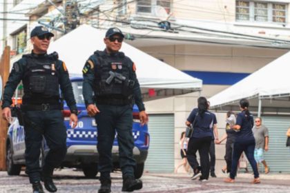 Viaturas da Polícia Militar de Sergipe alinhadas com policiais em patrulhamento estratégico para redução da criminalidade.