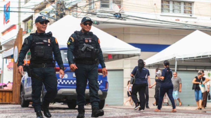 Viaturas da Polícia Militar de Sergipe alinhadas com policiais em patrulhamento estratégico para redução da criminalidade.