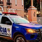 Viatura do 10º Batalhão da Polícia Militar de Sergipe estacionada em frente a uma delegacia de polícia.