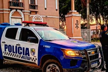 Viatura do 10º Batalhão da Polícia Militar de Sergipe estacionada em frente a uma delegacia de polícia.